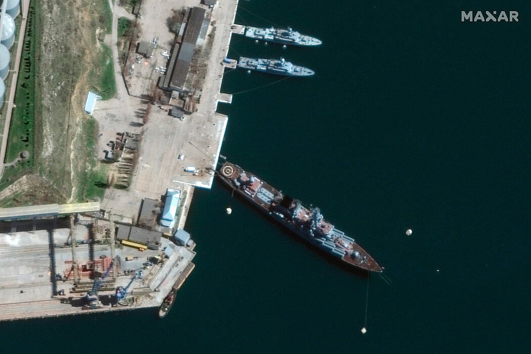 马克萨尔科技公司发布的一张卫星图片显示，本月早些时候，莫斯科号停靠在克里米亚塞瓦斯托波尔的一个港口。