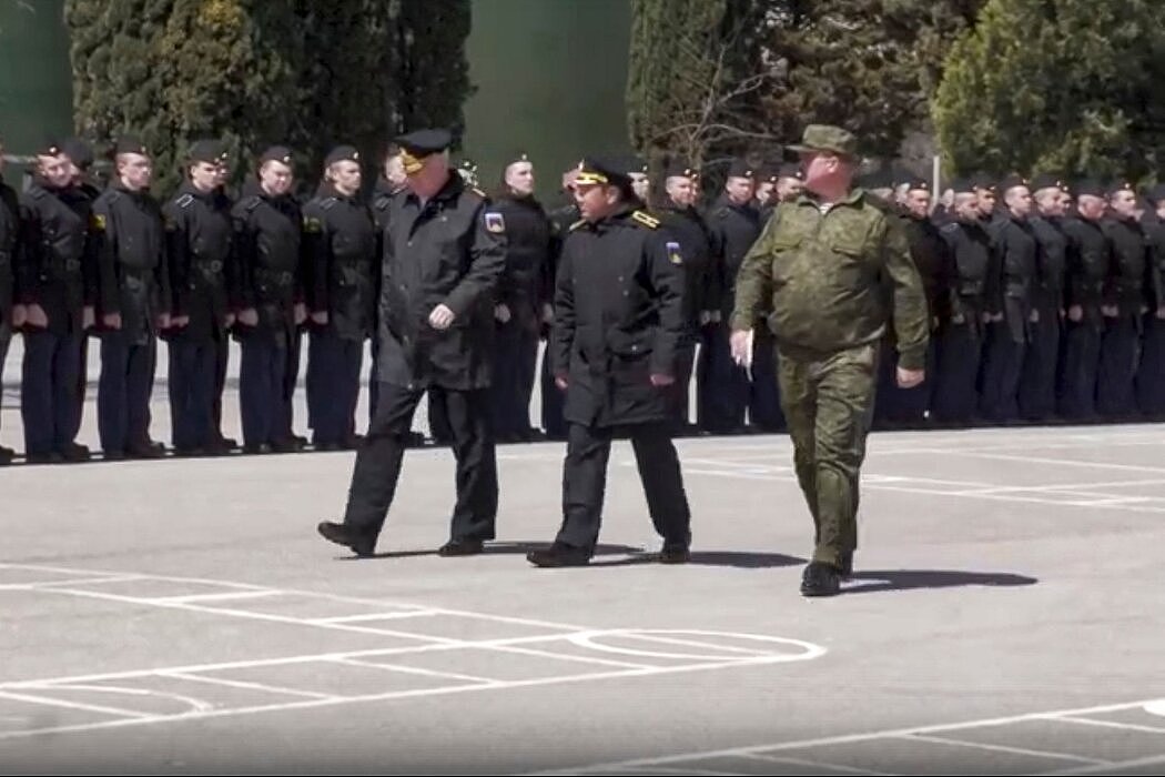 俄罗斯国防部发布的一段视频的截屏，视频中，俄罗斯海军司令尼古拉·叶夫曼诺夫（左）在克里米亚的塞瓦斯托波尔会见莫斯科号的船员。