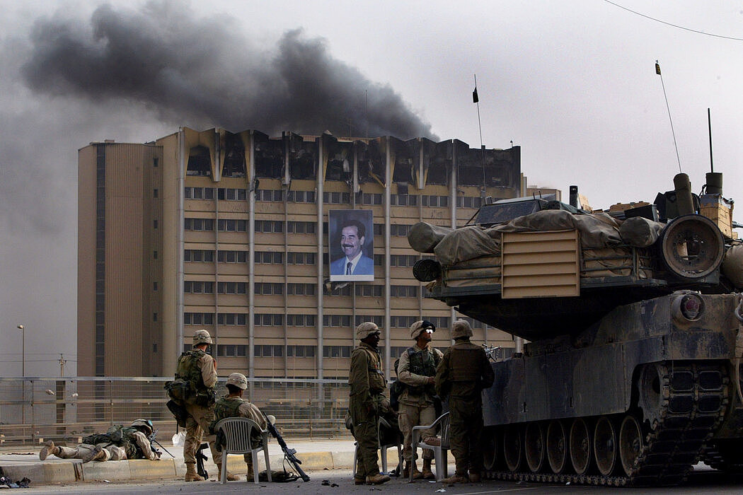 2003年4月，巴格达交通部着火，美国军队在一旁看着。