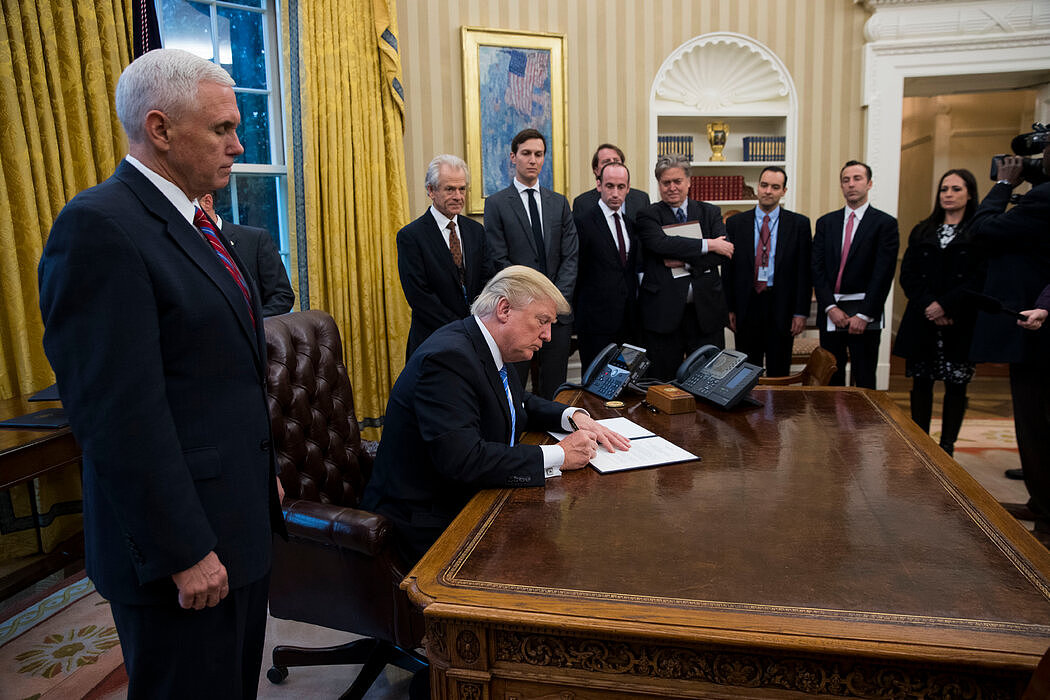 2017年1月，椭圆形办公室，时任总统特朗普签署备忘录，退出跨太平洋伙伴关系协定。