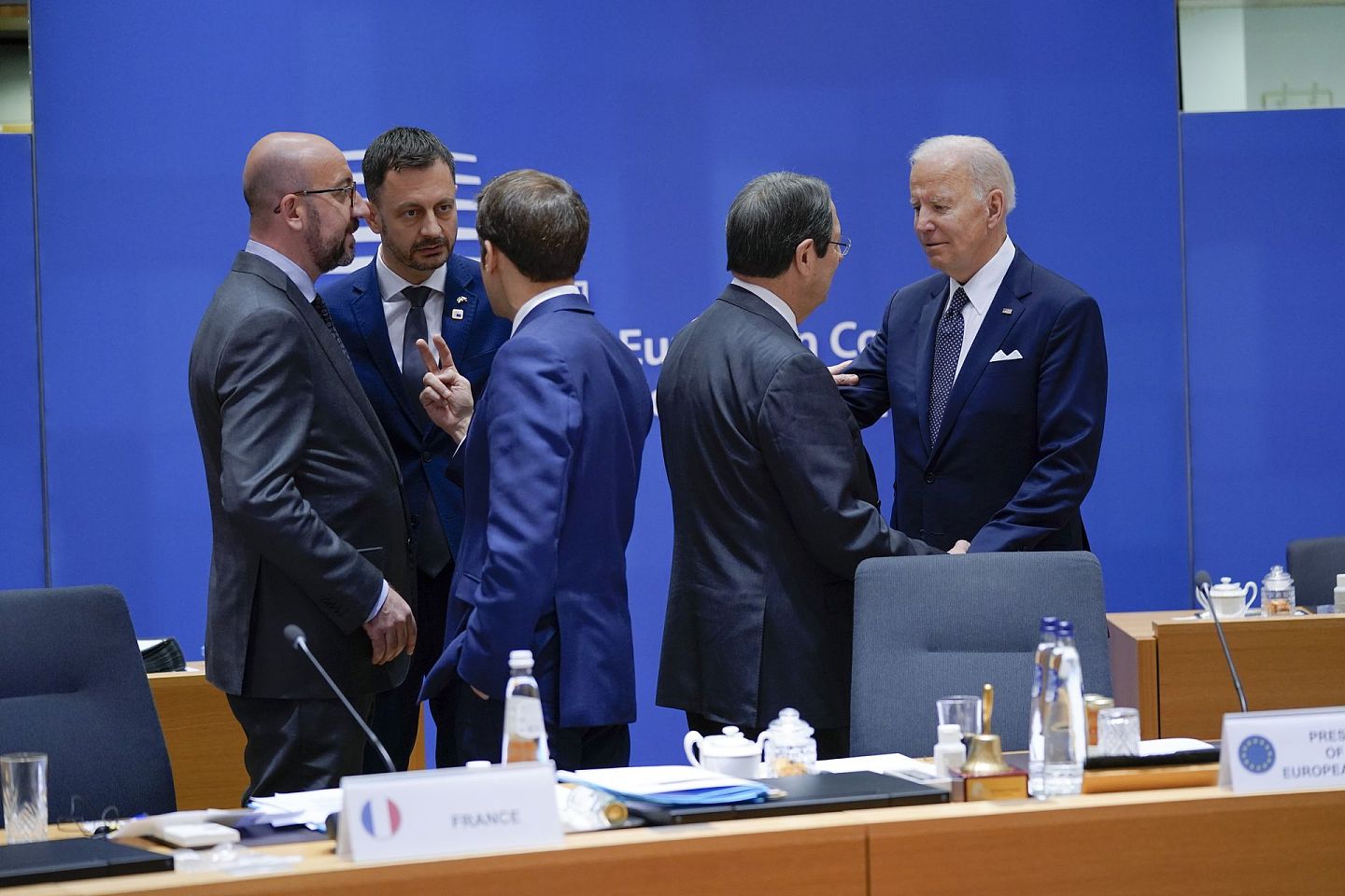 2022年3月24日，美国总统拜登（Joe Biden，右一）在布鲁塞尔举参加欧盟峰会，同意加大支援乌克兰，同时加大对俄罗斯的经济制裁。（AP）