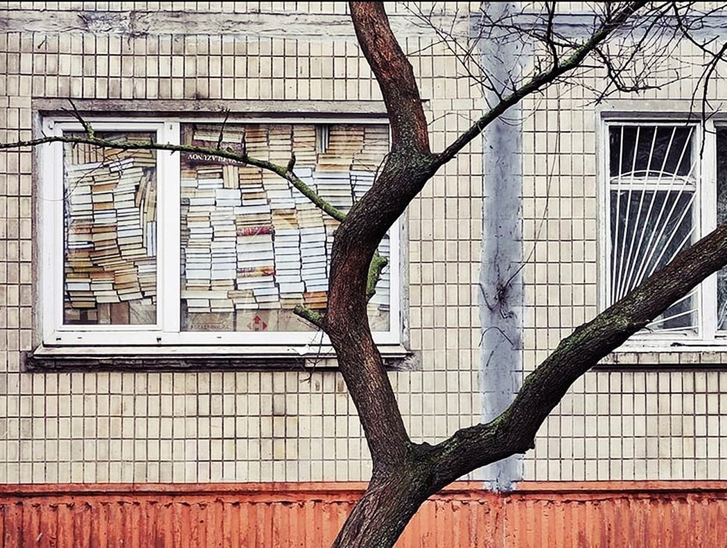 書比槍更強：基輔一名青年學者Lev Shevchenko，在自宅中用書本擋住窗戶...