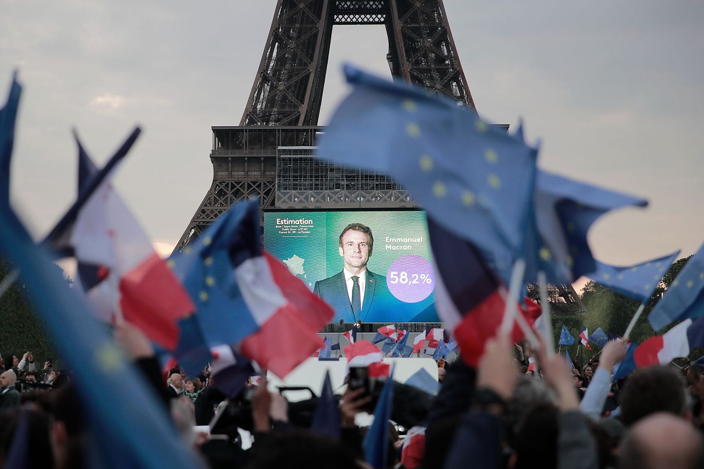 2022年4月24日，马克龙的支持者在巴黎庆祝胜利。（AP）