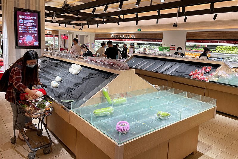 肺炎疫情蔓延，在预期封控心理下，北京多家超市24日出现抢购。 图为北京朝阳区的一家超市，生鲜食物几被抢购一空。 （路透）