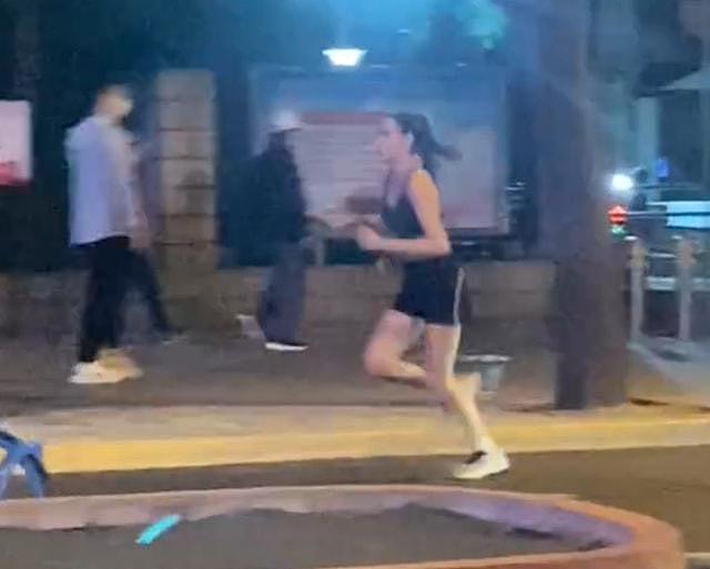 19岁谷爱凌跑步遭骚扰，壮实男子强行阻拦，手部直接怼到女方身上（视频/组图） - 5