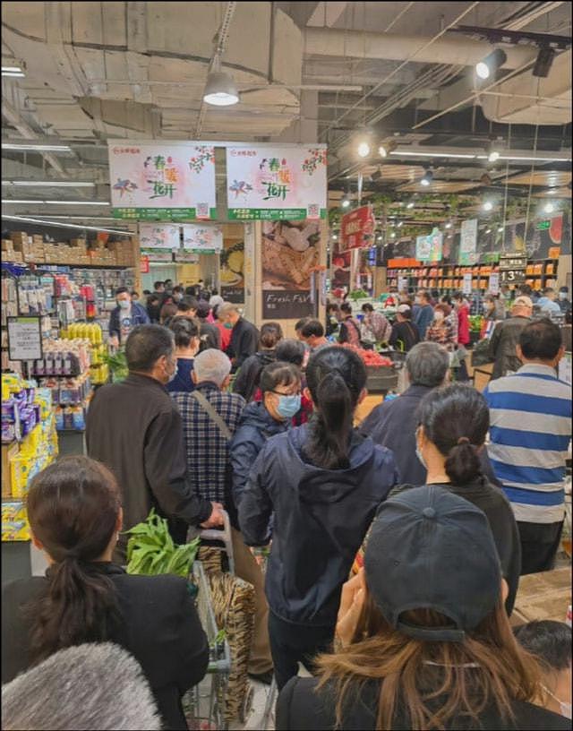 北京超市疯狂抢菜模式开启！现场人挤人，朋友圈晒有人抬一口猪回家，上海网友分享11条经验（视频/组图） - 1
