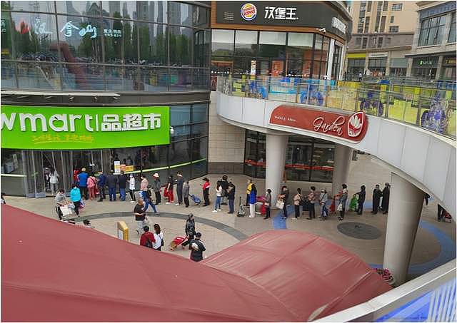 北京超市疯狂抢菜模式开启！现场人挤人，朋友圈晒有人抬一口猪回家，上海网友分享11条经验（视频/组图） - 3