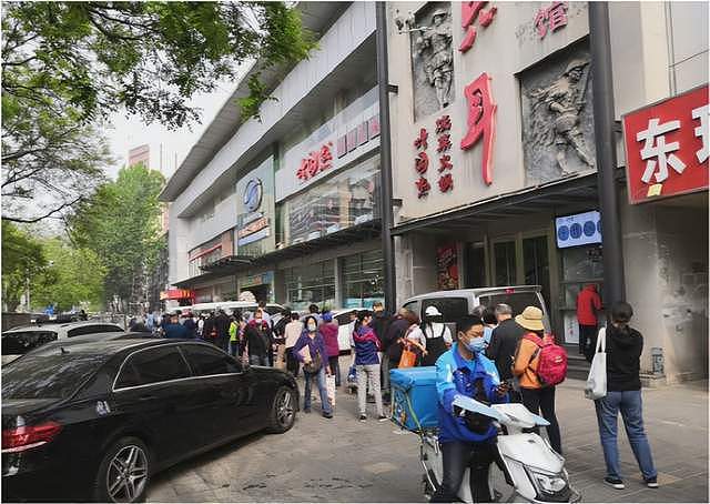 北京超市疯狂抢菜模式开启！现场人挤人，朋友圈晒有人抬一口猪回家，上海网友分享11条经验（视频/组图） - 2