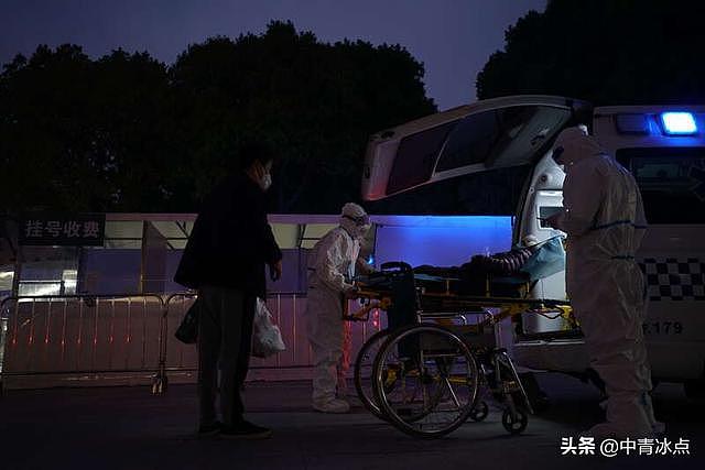 上海急诊室1天114台救护车急哭医生，轮椅当床也被用光（组图） - 1