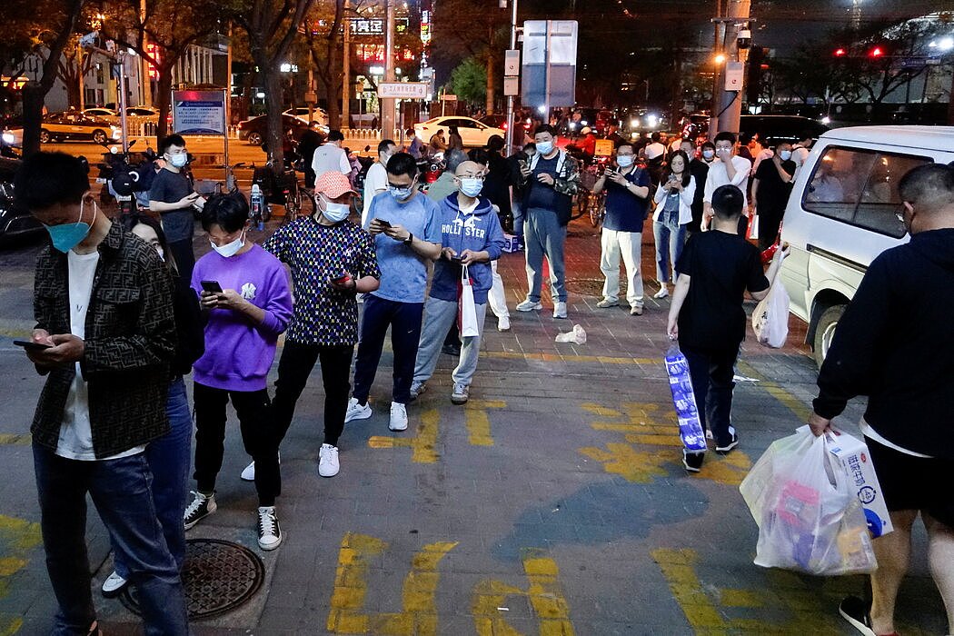 周日，北京朝阳区居民排队进入一家超市。