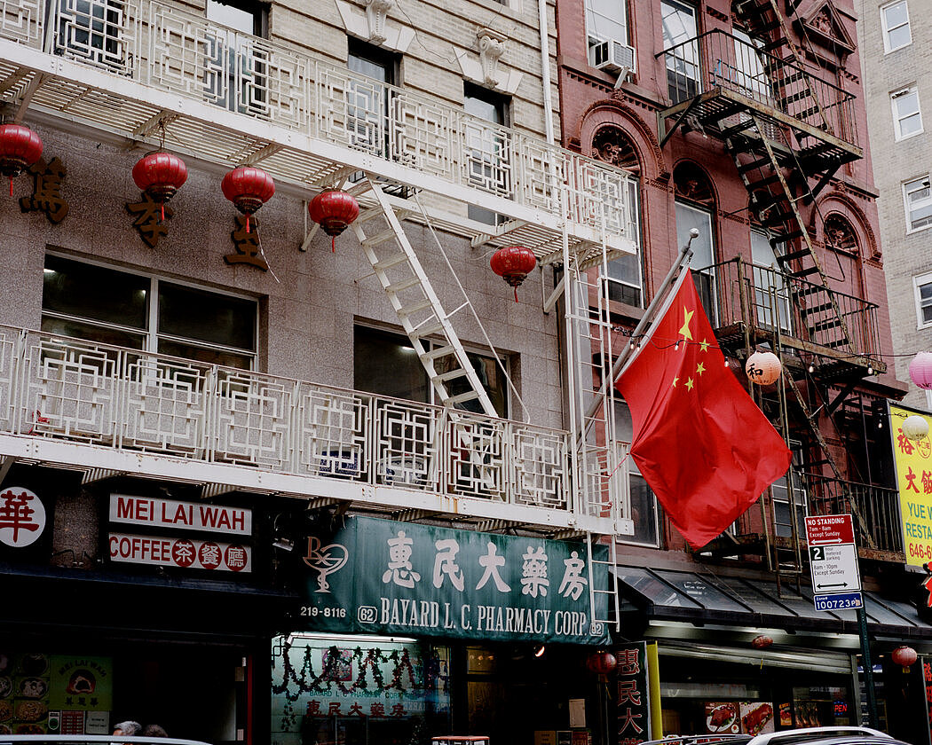 不同社团成员之间可能存在政治分歧引发的紧张。至孝笃亲公所公所位于摆也街62号，它悬挂的是中国国旗，而许多团体则悬挂中华民国国旗。