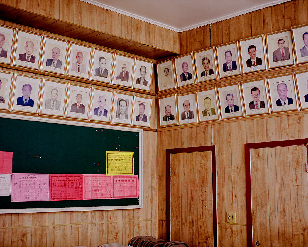 直到大约10年前，唐人街传统华人社团的成员大多仅限于男性。有些社团仍然不允许女性成为正式会员。图为总部位于包厘街24号的黄氏宗亲会展示的捐款人照片。