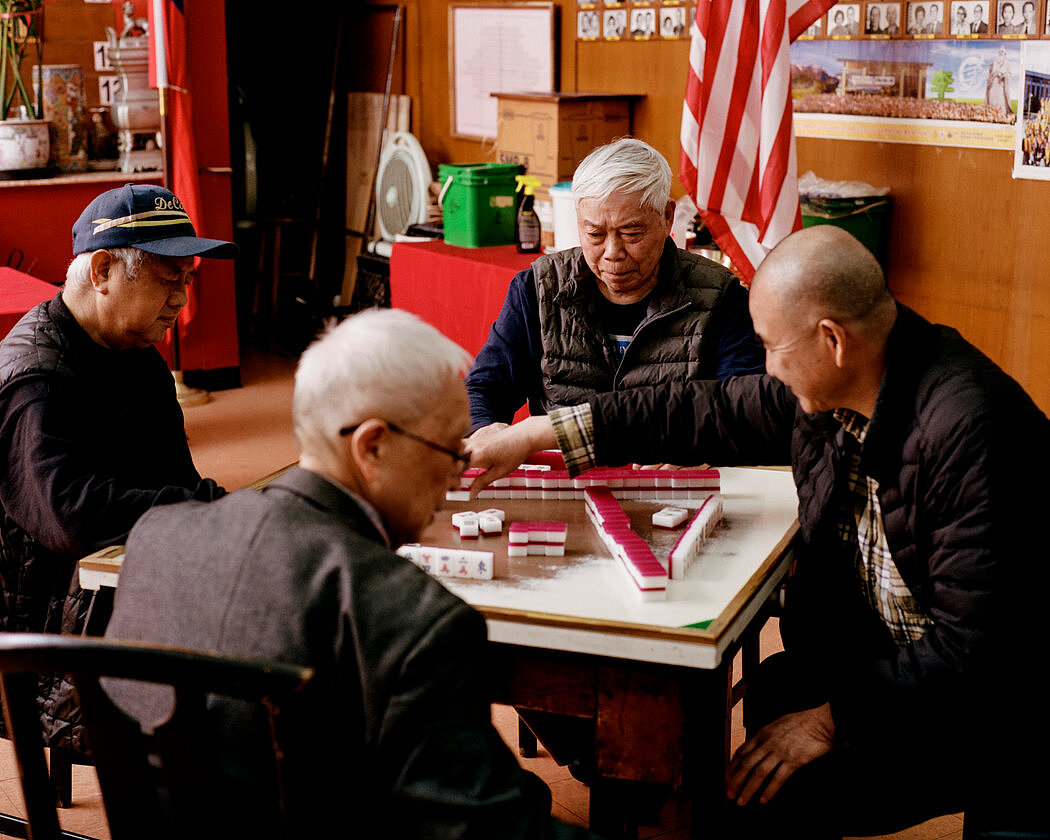 李氏公所成员在打麻将。麻将是俱乐部社交生活的支柱，尽管一些社团正试图改变形象。