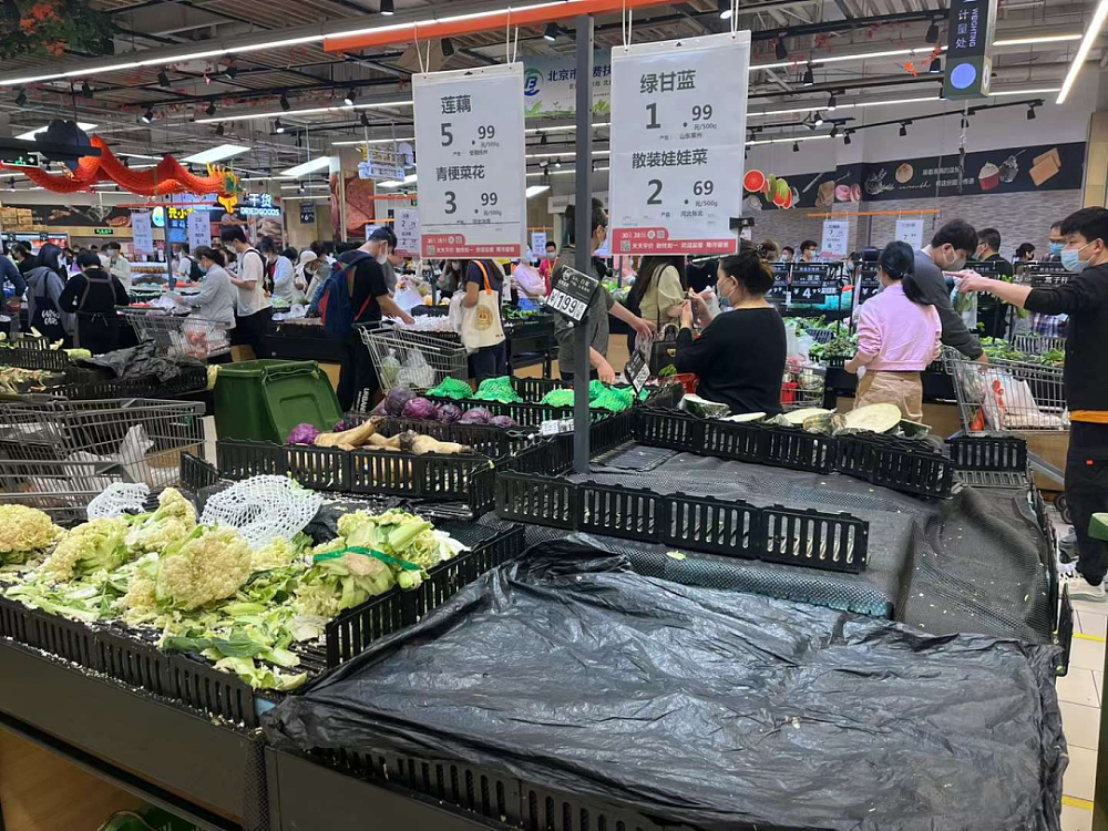北京市民抢菜一夜：一次买20箱泡面，超市补货5次， 但囤了个寂寞？（组图） - 2