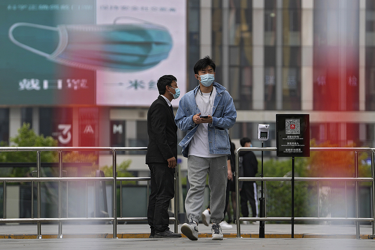在中国城市街头常见的体温表及健康码标志（美联社）