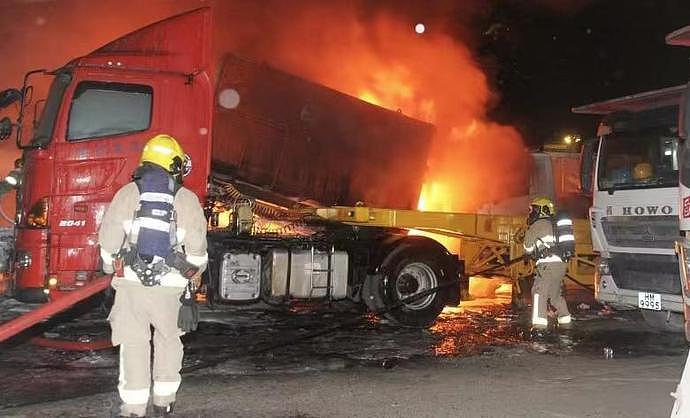 香港多辆货车凌晨被焚毁，起火原因有疑点，，已被列作纵火案（图） - 1