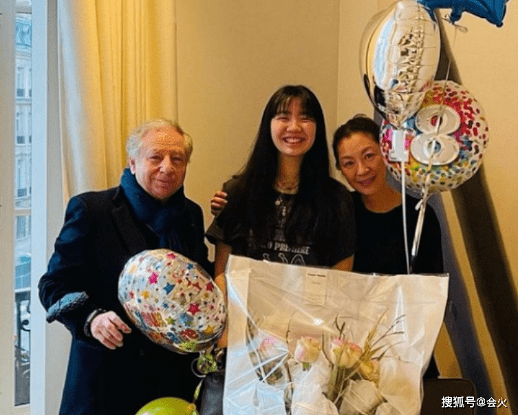59岁杨紫琼与富豪男友出席活动，满脸油光无细纹，两人互搂太甜蜜（组图） - 8