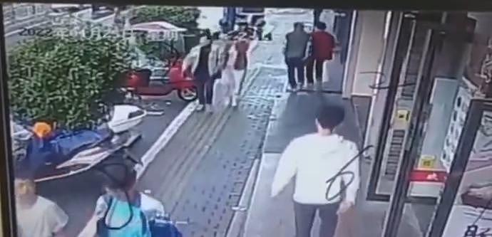 中国一女子人行道上被空降水泥块砸中头部倒地，警方：已确认死亡，事故正在处理中（视频/组图） - 1
