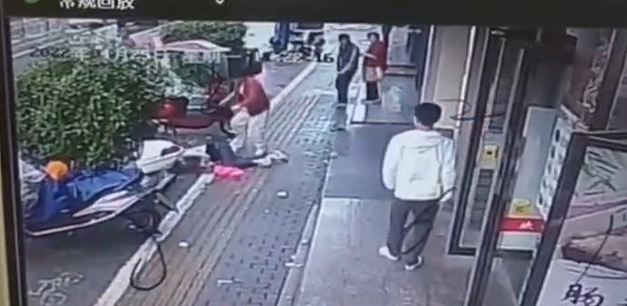 中国一女子人行道上被空降水泥块砸中头部倒地，警方：已确认死亡，事故正在处理中（视频/组图） - 2