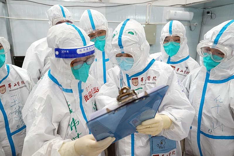上海疫情有和缓趋势，图为上海临港方舱医院的医护人员在交换老年患者的病情。（新华社）
