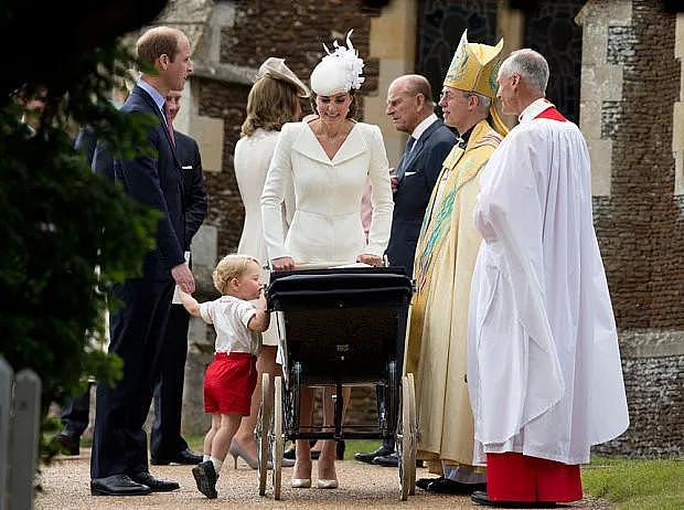 凯特澳新军团日穿白裙，夏洛特公主洗礼时穿过，7年过去王妃老了（组图） - 4