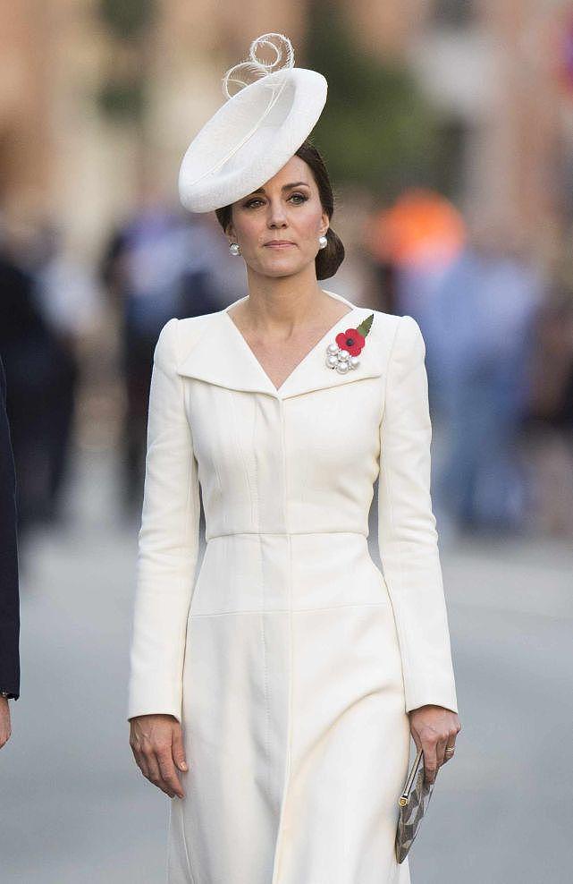 凯特澳新军团日穿白裙，夏洛特公主洗礼时穿过，7年过去王妃老了（组图） - 5