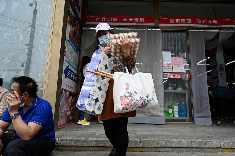 一名北京民众从超市买了大量物资回家。 （Getty Images）
