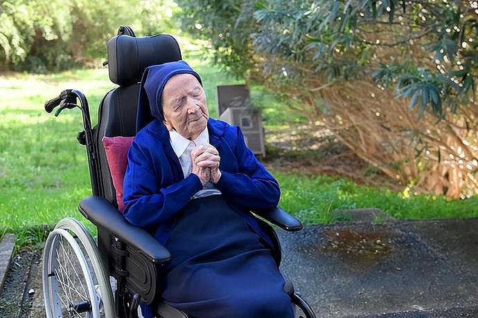 法国修女118岁，成为世界上最年长的人，她称不怕新冠病毒（组图） - 1