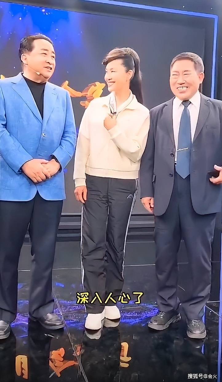 71岁姜昆挺肚腩录节目，与于文华握手搂肩感情好（组图） - 3