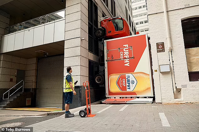 悉尼街头惊现“倒立卡车”引热议，“营销噱头还是不会停车？”官方回应（组图） - 3