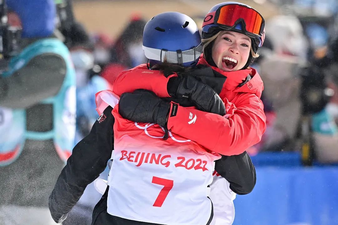 2 月15日，张家口，2022北京冬奥会自由式滑雪女子坡面障碍技巧决赛结束后，中国选手谷爱凌（右）与冠军瑞士选手玛蒂尔德·格雷莫德拥抱