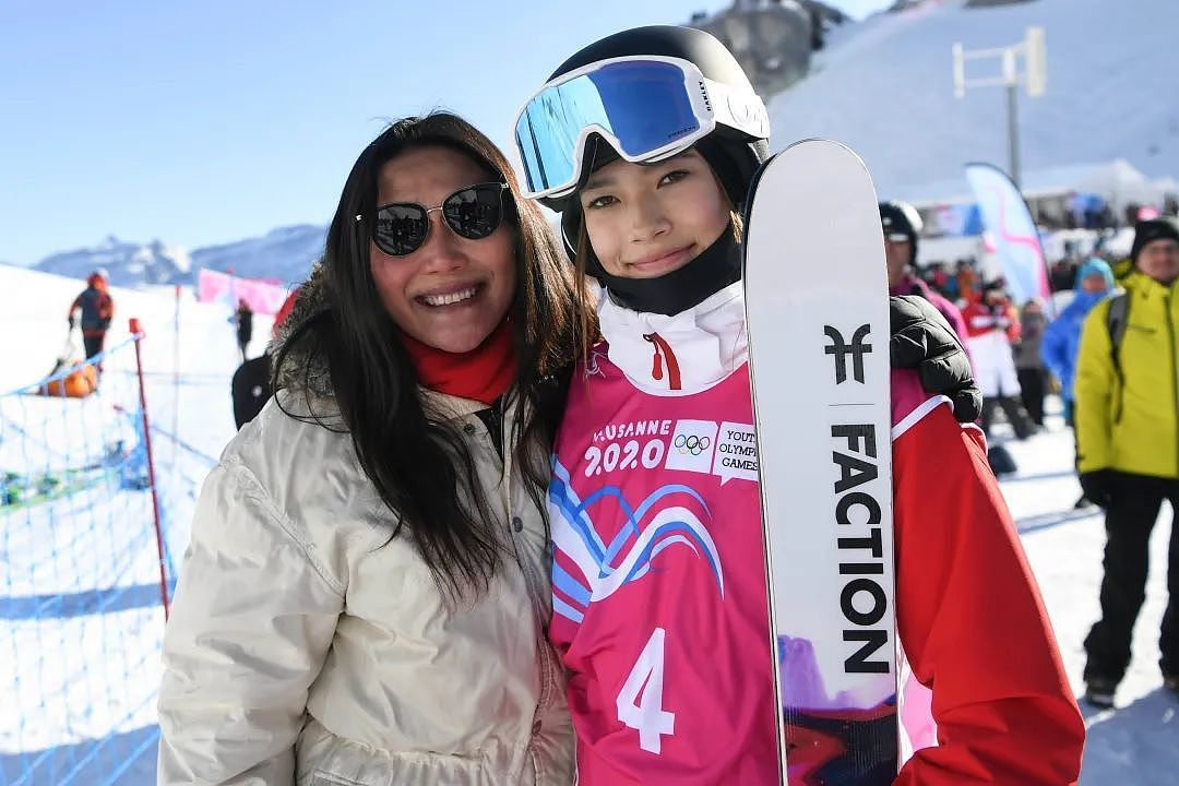 2020年1月20日，在瑞士莱森举行的第三届冬季青年奥林匹克运动会自由式滑雪女子U型场地决赛后，谷爱凌（右）与母亲合影（图｜新华社）