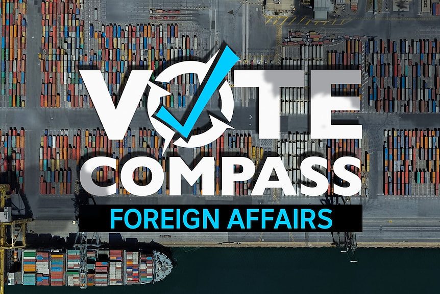 Vote Compass的标志在数格不同的照片上。