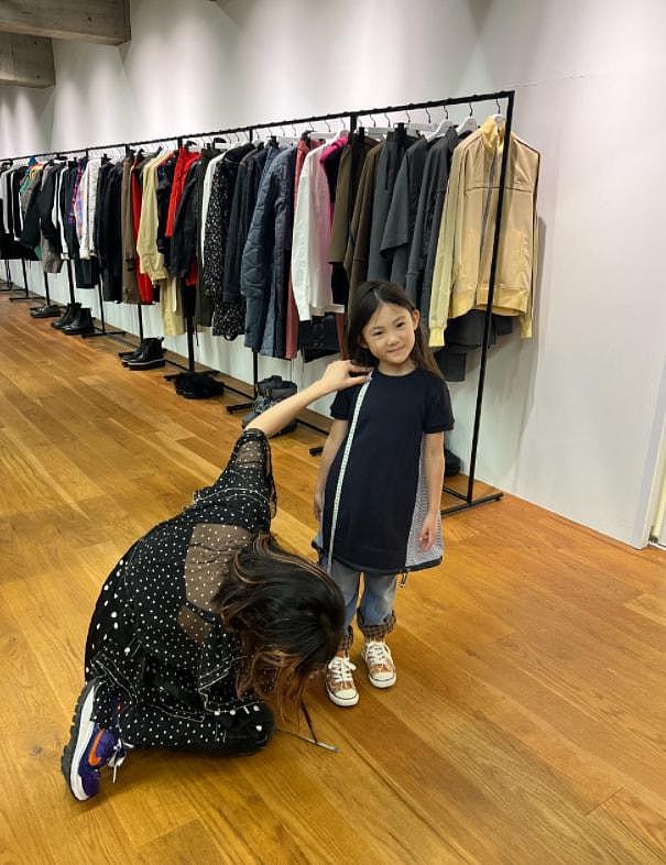 陈冠希带5岁女儿到店里购物，一排衣服随便买，妻子跪地量尺寸（组图） - 2
