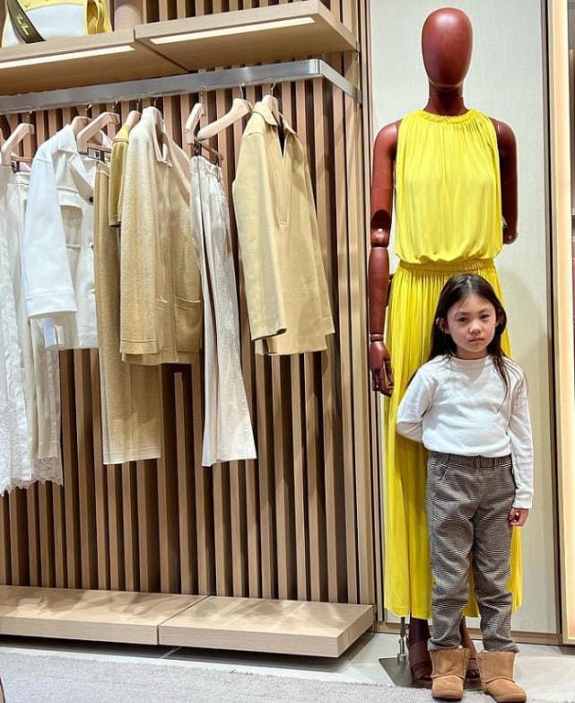 陈冠希带5岁女儿到店里购物，一排衣服随便买，妻子跪地量尺寸（组图） - 7