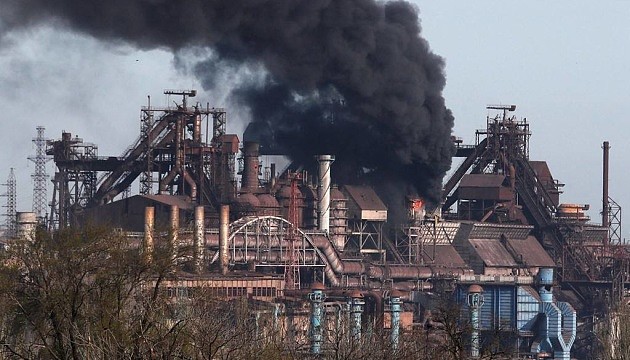 乌克兰媒体报导，俄军连续空袭马里乌波尔的亚速钢铁厂。 图：翻摄亚速团Telegram