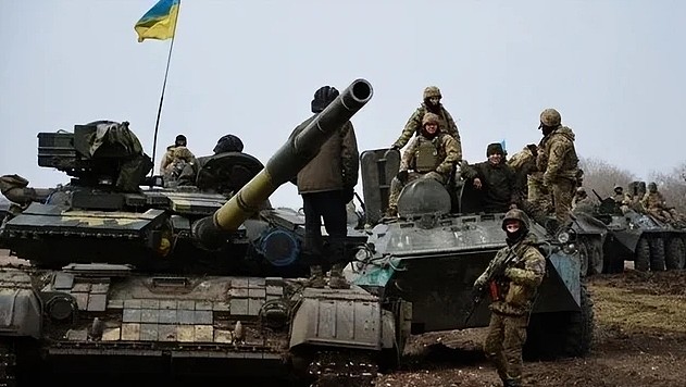 乌克兰合成兵种团步兵坐在坦克车上。 图: 翻摄自腾讯网
