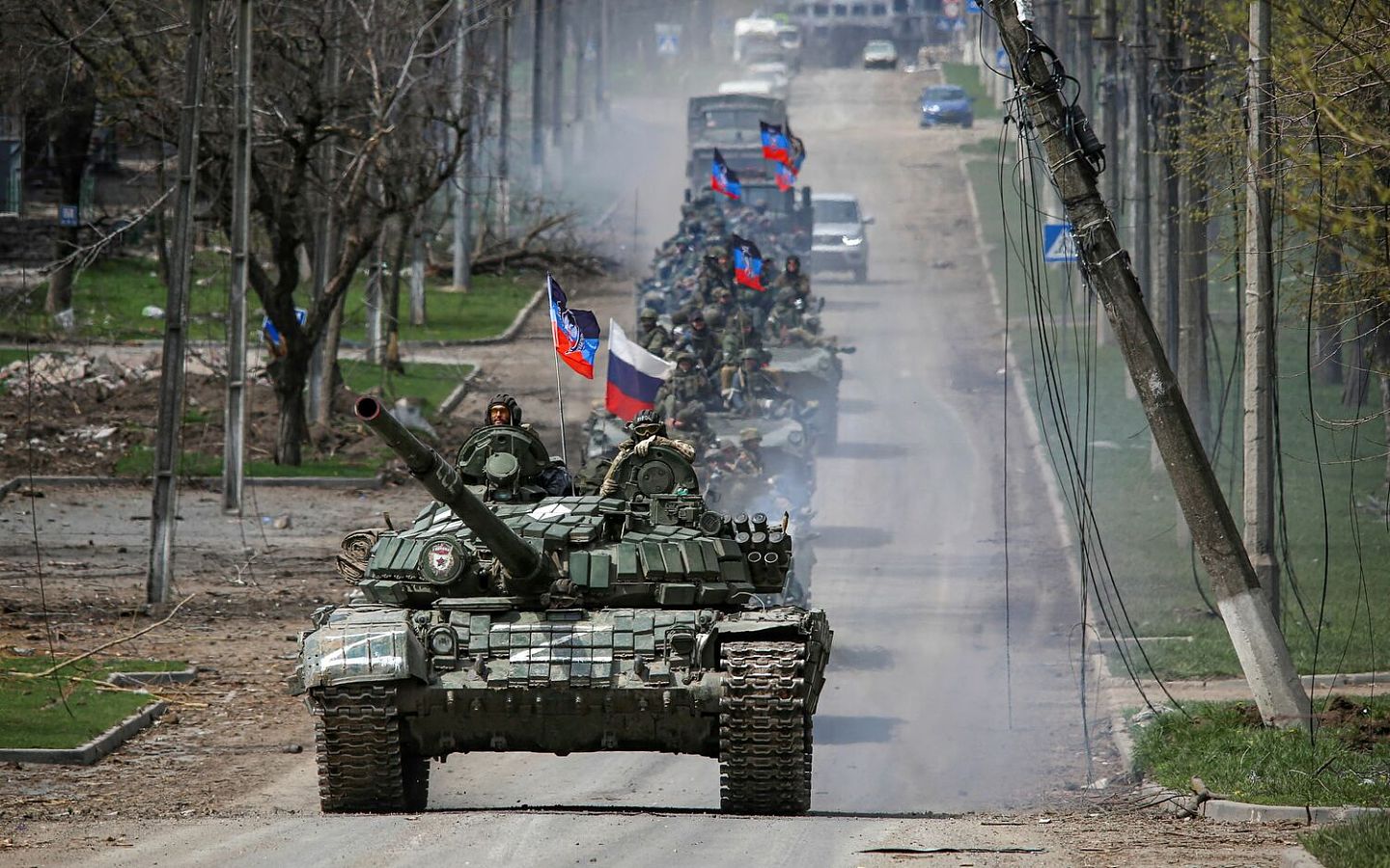 一支由亲俄军队组成的装甲车队沿着马里乌波尔的一条公路行驶。 图：达志影像/路透社