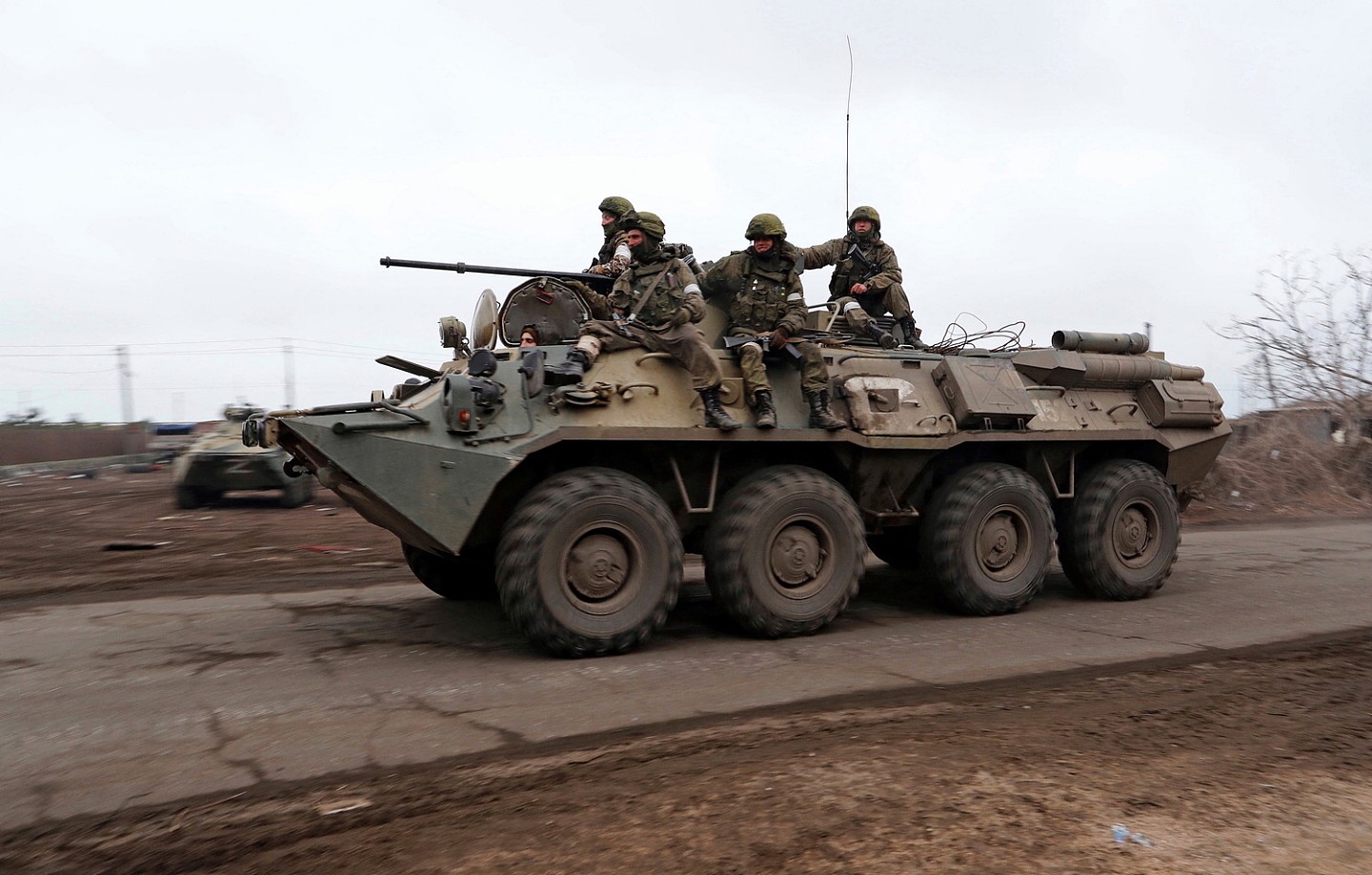 在乌克兰南部港口城市马里乌波尔郊区，亲俄罗斯的军队坐在战车上。 图：达志影像／路透社