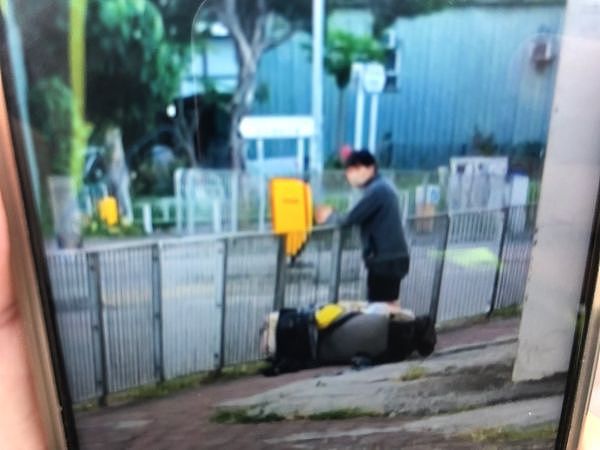 ▲香港一名25岁男子4月29日清晨在街上拖尸行走被警方逮捕。 （图／香港01）