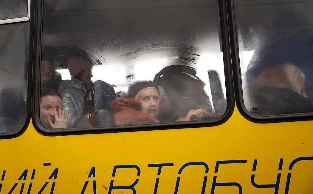 上週從馬利烏波爾逃離的平民抵達烏克蘭扎波爾日亞。