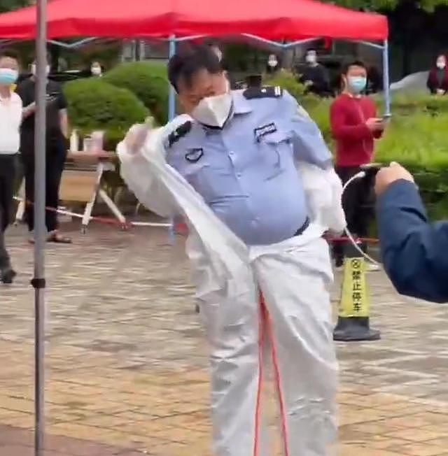 视频曝光！上海男子自称澳洲国籍拒做核酸，引民众不满，被警方制服带走（视频/组图） - 4