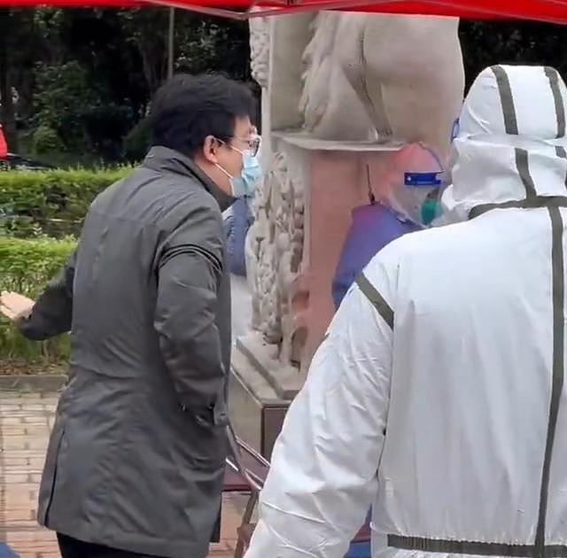 视频曝光！上海男子自称澳洲国籍拒做核酸，引民众不满，被警方制服带走（视频/组图） - 2