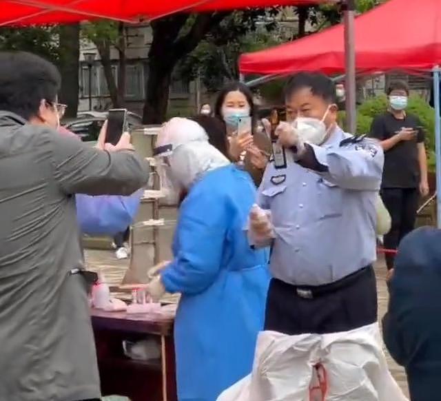 视频曝光！上海男子自称澳洲国籍拒做核酸，引民众不满，被警方制服带走（视频/组图） - 6