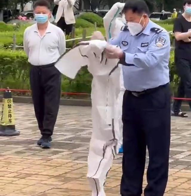 视频曝光！上海男子自称澳洲国籍拒做核酸，引民众不满，被警方制服带走（视频/组图） - 7