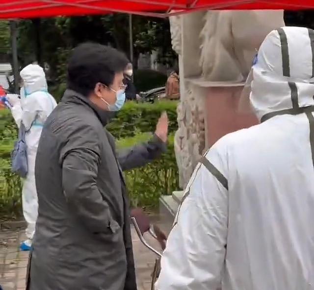 视频曝光！上海男子自称澳洲国籍拒做核酸，引民众不满，被警方制服带走（视频/组图） - 1