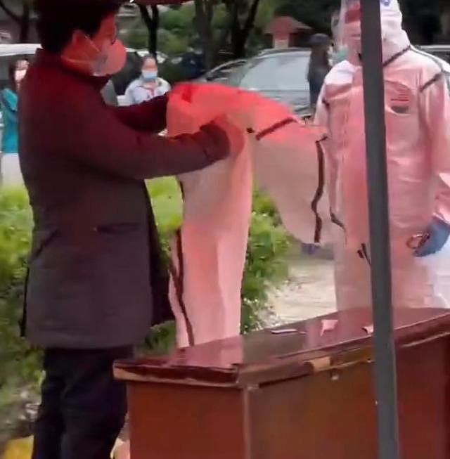 视频曝光！上海男子自称澳洲国籍拒做核酸，引民众不满，被警方制服带走（视频/组图） - 12