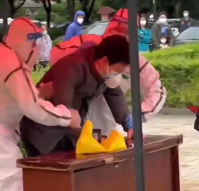 视频曝光！上海男子自称澳洲国籍拒做核酸，引民众不满，被警方制服带走（视频/组图） - 13