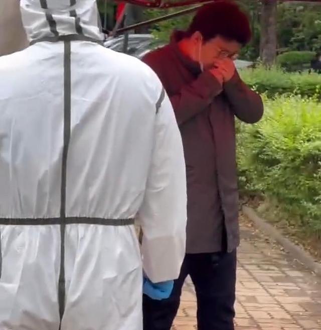 视频曝光！上海男子自称澳洲国籍拒做核酸，引民众不满，被警方制服带走（视频/组图） - 10