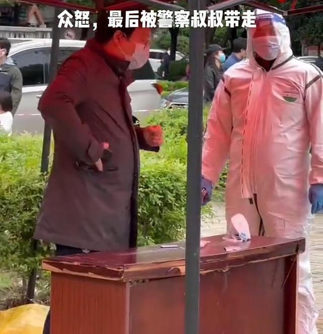 视频曝光！上海男子自称澳洲国籍拒做核酸，引民众不满，被警方制服带走（视频/组图） - 11
